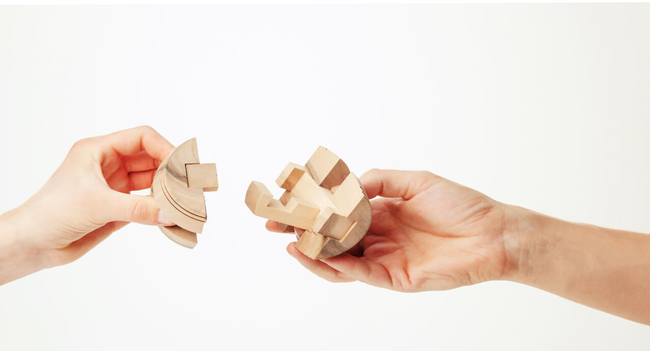 Ręce łączące puzle