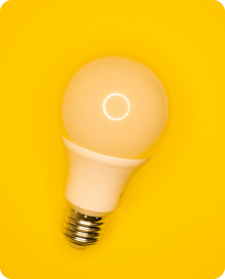 żarówka na żółtym tle